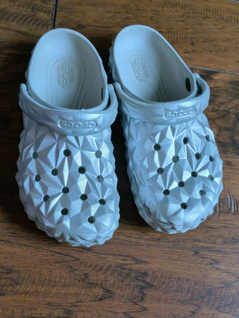 CROCS Geometric Textured Clog in Silver